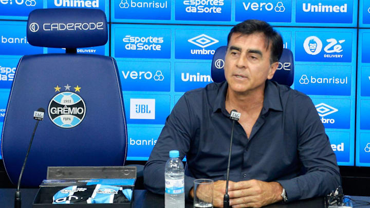Gustavo Quinteros foi apresentado como novo treinador do Grêmio