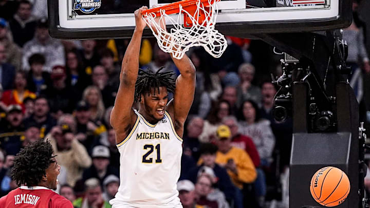 Michigan forward Morez Johnson Jr. (21) dunks against Alabama during the first half of NCAA Tournament Sweet 16 round at United Center in Chicago on Friday, March 27, 2026.