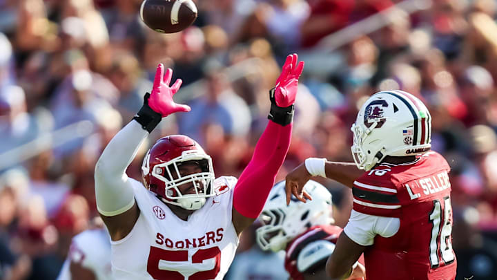 South Carolina quarterback LaNorris Sellers (16) and Oklahoma defensive lineman Damonic Williams.