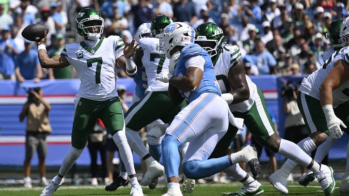 New York Jets quarterback Geno Smith looked in control on offense as he helped lead the team to a Week 1 win. New York Jets quarterback Geno Smith looked in control on offense as he helped lead the team to a Week 1 win.