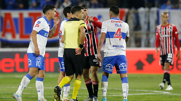 Autor de um golaço, Calleri recebeu cartão vermelho no fim e aumentou lista de desfalques para jogo de volta Autor de um golaço, Calleri recebeu cartão vermelho no fim e aumentou lista de desfalques para jogo de volta