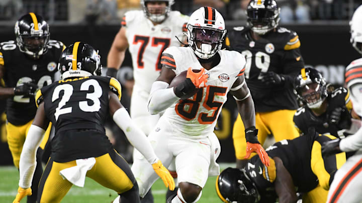 Sep 18, 2023; Pittsburgh, Pennsylvania, USA;  Cleveland Browns tight end David Njoku (85) runs
