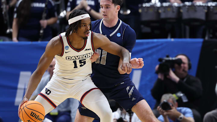 Dayton Flyers forward Daron Holmes II (15)