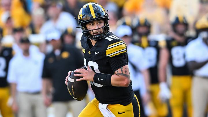 Sep 5, 2026; Iowa City, Iowa, USA; Iowa Hawkeyes quarterback Jeremy Hecklinski (10) looks to make a pass against the Northern Illinois Huskies during the third quarter at Kinnick Stadium. Mandatory Credit: Jeffrey Becker-Imagn Images Sep 5, 2026; Iowa City, Iowa, USA; Iowa Hawkeyes quarterback Jeremy Hecklinski (10) looks to make a pass against the Northern Illinois Huskies during the third quarter at Kinnick Stadium. Mandatory Credit: Jeffrey Becker-Imagn Images