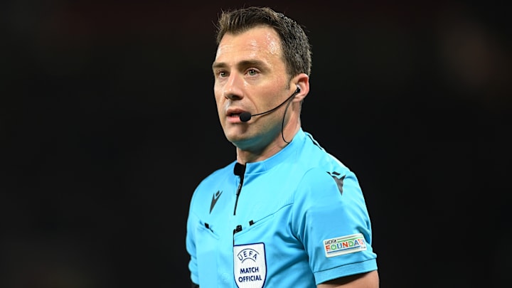 Felix Zwayer wird bald wieder in der Bundesliga pfeifen. Felix Zwayer wird bald wieder in der Bundesliga pfeifen.