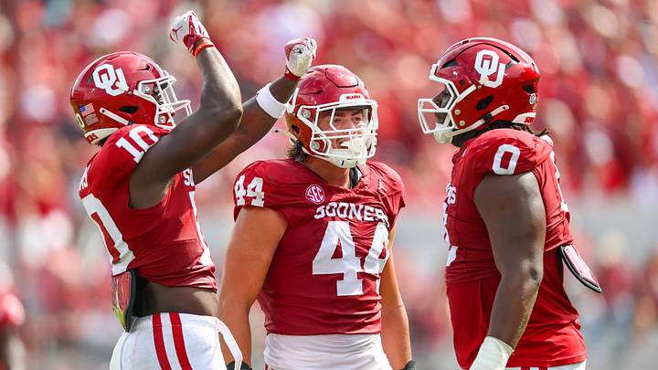Oklahoma Sooners defensive lineman David Stone celebrates with Oklahoma Sooners linebacker Kip Lewis and Oklahoma Sooners defensive lineman Taylor Wein 