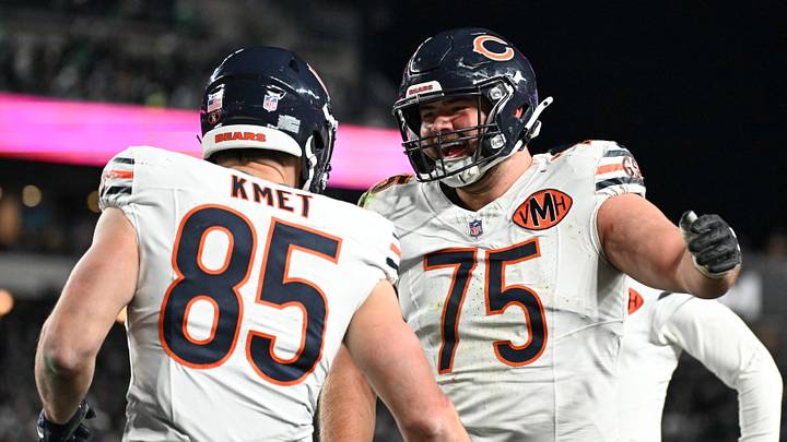 Chicago Bears TE Cole Kmet celebrates scoring a touchdown with OT Ozzy Trapilo. Mandatory Credit: Eric Hartline-Imagn Images Chicago Bears TE Cole Kmet celebrates scoring a touchdown with OT Ozzy Trapilo. Mandatory Credit: Eric Hartline-Imagn Images