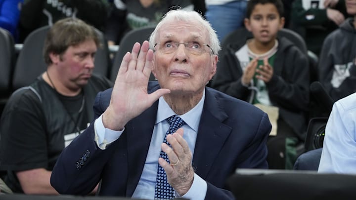 Feb 9, 2025; Milwaukee, Wisconsin, USA; ESPN broadcaster Hubie Brown acknowledges the crowd after being honored with a video presentation during the first quarter of the game between the Philadelphia 76ers and Milwaukee Bucks at Fiserv Forum. Mandatory Credit: Jeff Hanisch-Imagn Images Feb 9, 2025; Milwaukee, Wisconsin, USA; ESPN broadcaster Hubie Brown acknowledges the crowd after being honored with a video presentation during the first quarter of the game between the Philadelphia 76ers and Milwaukee Bucks at Fiserv Forum. Mandatory Credit: Jeff Hanisch-Imagn Images