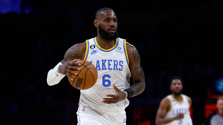 LeBron James lidia con una lesión en un tendón del pie