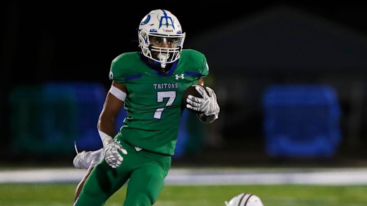 Notre Dame Academy's Kingston Allen (7) carries the ball versus De Pere in a Fox River Classic Conference (South Division) game on Aug. 29, 2025.