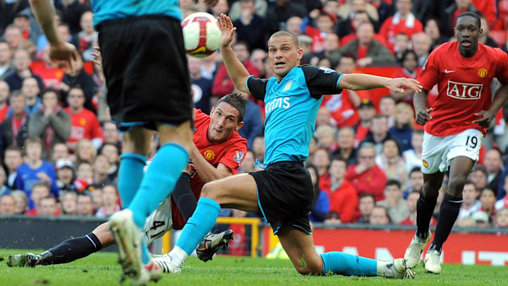 Manchester United's Federico Macheda (C)