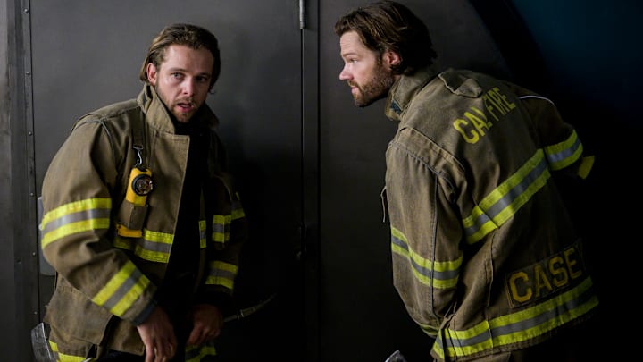 “False Alarm” – Station 42 responds to a false alarm call that escalates into a dangerous hostage situation, on FIRE COUNTRY, Friday, Dec. 6 (9:00-10:00 PM, ET/PT) on the CBS Television Network, and streaming on Paramount+ (live and on-demand for Paramount+ with SHOWTIME subscribers, or on-demand for Paramount+ Essential subscribers the day after the episode airs)*. Jared Padalecki guest stars as Camden, a SoCal firefighter who immediately recognizes Bode’s raw talent. Pictured (L-R): Max