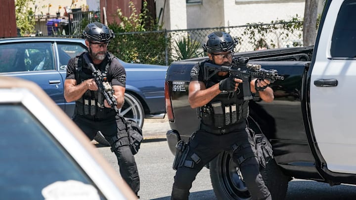 “Gang Unit” – When a spree of brutal stash house robberies spills into L.A., 20-Squad must team up with the sheriff’s department’s gang unit to unmask a violent crew who leaves no witness alive, on S.W.A.T., Friday, Oct. 25 (8:00-9:00 PM, ET/PT) on the CBS Television Network, and streaming on Paramount+ (live and on-demand for Paramount+ with SHOWTIME subscribers, or on-demand for Paramount+ Essential subscribers the day after the episode airs)*. Pictured (L-R): Jay Harrington as David “Deacon”
