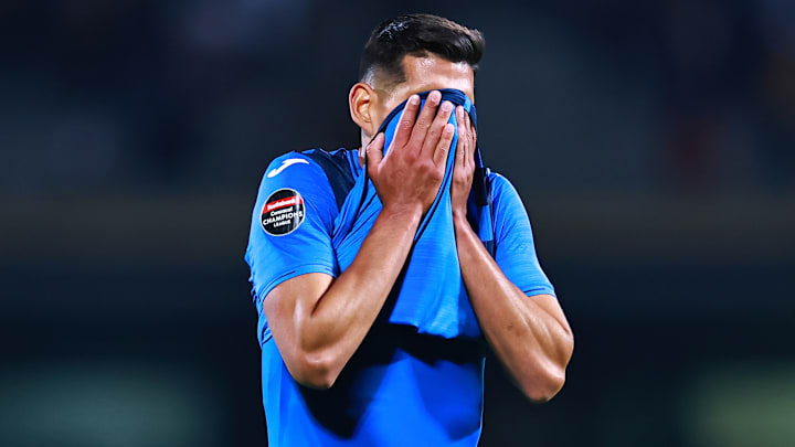 El peruano Luis Abram de Cruz Azul se lamenta por una falla.