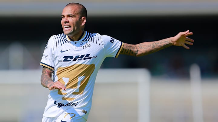 Pumas rescindió el contrato del brasileño Dani Alves, quien está acusado de presunta violación.