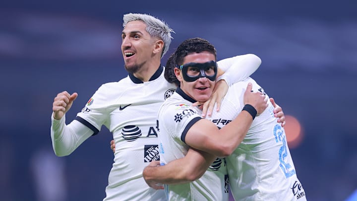 Jugadores del América celebran un gol.