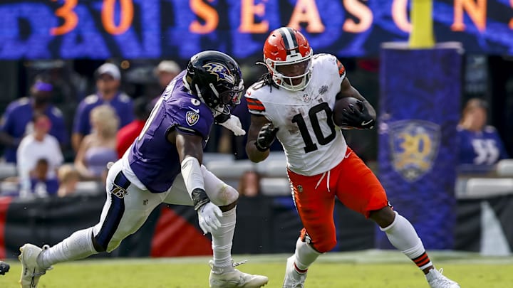 Sep 14, 2025; Baltimore, Maryland, USA; Cleveland Browns running back Quinshon Judkins (10) runs the ball against Baltimore Ravens linebacker Roquan Smith (0) during the fourth quarter at M&T Bank Stadium. Mandatory Credit: Peter Casey-Imagn Images Sep 14, 2025; Baltimore, Maryland, USA; Cleveland Browns running back Quinshon Judkins (10) runs the ball against Baltimore Ravens linebacker Roquan Smith (0) during the fourth quarter at M&T Bank Stadium. Mandatory Credit: Peter Casey-Imagn Images