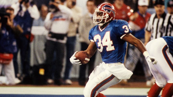 Buffalo Bills running back Thurman Thomas scores a touchdown on a 1-yard run during Super Bowl XXVI.