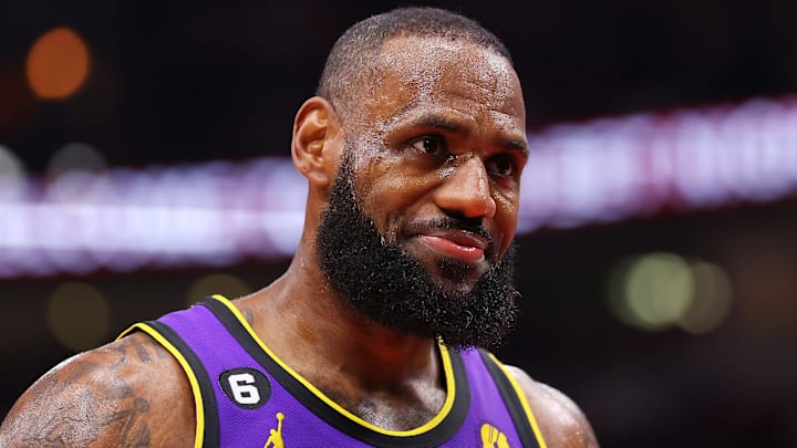 LeBron espera dejar atrás la restricción de minutos durante la primera semana de abril