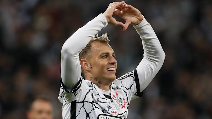 Róger Guedes, do Corinthians, foi o principal nome de vitória sobre o Avaí