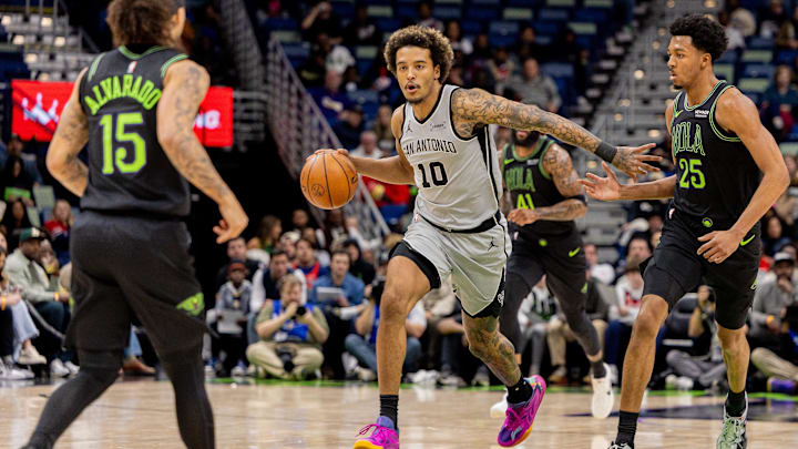 Jeremy Sochan will sign with the Knicks after being waived by the Spurs.