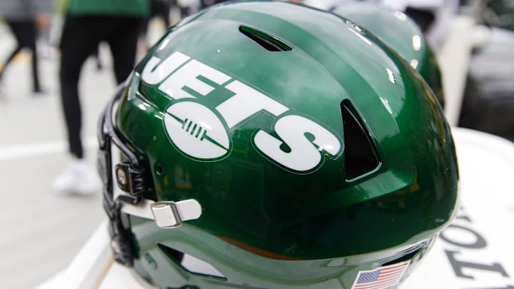 Oct 16, 2022; Green Bay, Wisconsin, USA; General view of a New York Jets helmet during the game against the Green Bay Packers at Lambeau Field. Mandatory Credit: Jeff Hanisch-Imagn Images Oct 16, 2022; Green Bay, Wisconsin, USA; General view of a New York Jets helmet during the game against the Green Bay Packers at Lambeau Field. Mandatory Credit: Jeff Hanisch-Imagn Images