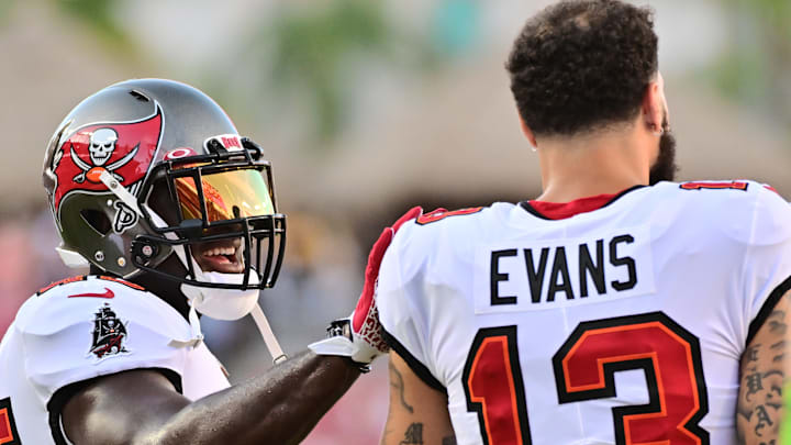 Devin White (L), Mike Evans (R), Eagles news