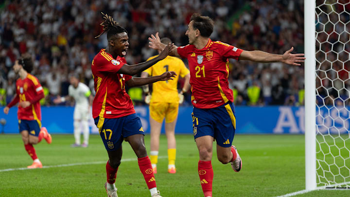 Torschützen unter sich: Nico Williams (l.) feiert mit Mikel Oyarzabal