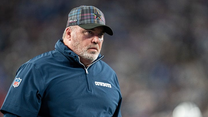 Sep 26, 2024; East Rutherford, NJ, US; Dallas Cowboys head coach Mike McCarthy walks into the locker room at halftime at MetLife Stadium. Sep 26, 2024; East Rutherford, NJ, US; Dallas Cowboys head coach Mike McCarthy walks into the locker room at halftime at MetLife Stadium.