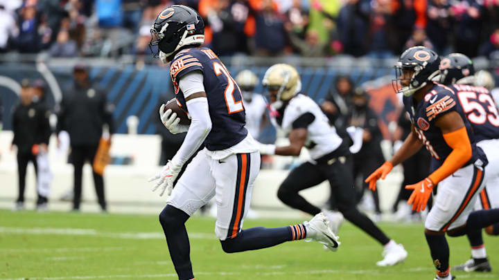 Nahshon Wright intercepts a pass against the New Orleans Saints in the second quarter and heads upfield to set up a Bears TD.