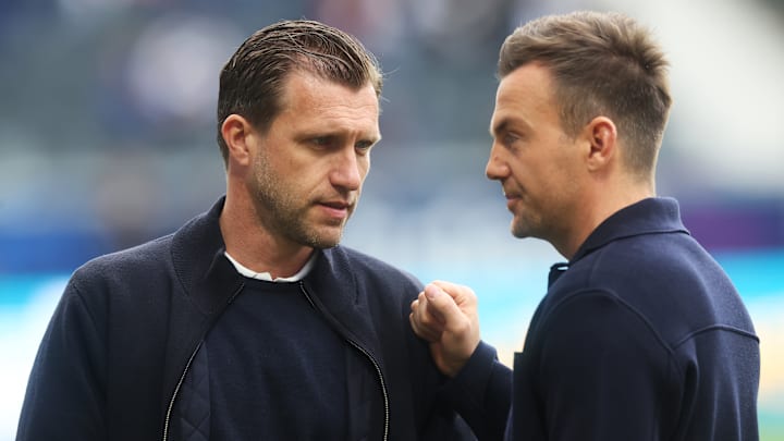 Markus Krösche im Gespräch mit Ex-FCA-Coach Maaßen (Archivbild)