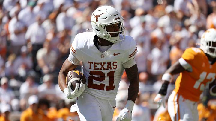 Texas Longhorns running back Ryan Niblett (21) runs against the Tennessee Volunteers during the first half at Neyland Stadium. Texas Longhorns running back Ryan Niblett (21) runs against the Tennessee Volunteers during the first half at Neyland Stadium.