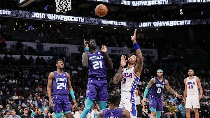 Jan 20, 2024; Charlotte, North Carolina, USA; Charlotte Hornets forward JT Thor (21) draws the charge against Philadelphia 76ers guard Kelly Oubre Jr. (9) during the second quarter at Spectrum Center. Mandatory Credit: Jim Dedmon-Imagn Images Jan 20, 2024; Charlotte, North Carolina, USA; Charlotte Hornets forward JT Thor (21) draws the charge against Philadelphia 76ers guard Kelly Oubre Jr. (9) during the second quarter at Spectrum Center. Mandatory Credit: Jim Dedmon-Imagn Images