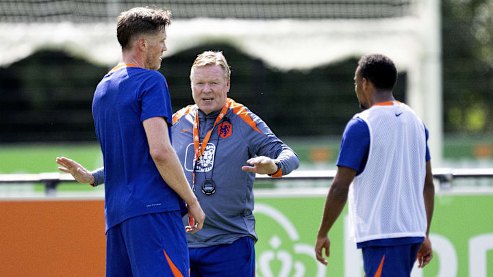 Bei Bondscoach Ronald Koeman und Stürmer Wout Weghorst gibt es Gesprächsbedarf