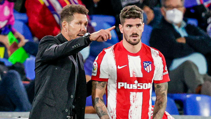 Diego Simeone dirigiendo a Rodrigo De Paul en el Atlético de Madrid, uno de los equipos que se disputa la Copa del Rey