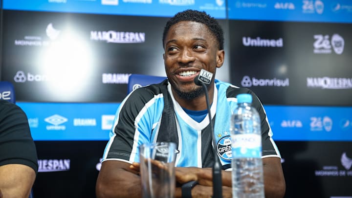 Atacante não tem presença assegurada Atacante não tem presença assegurada