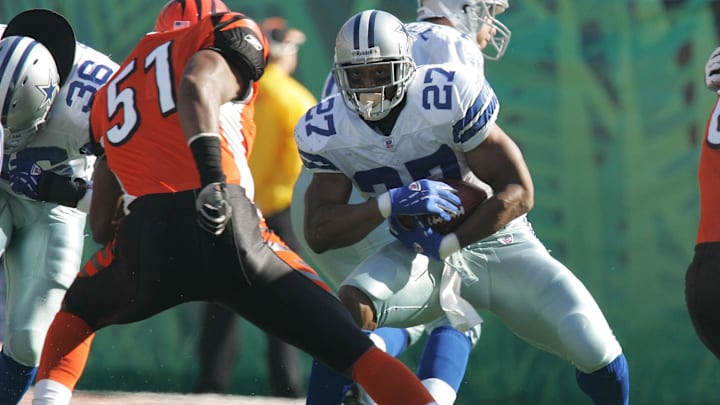 Dallas Cowboys running back Eddie George looks for a hole against the Cincinnati Bengals.