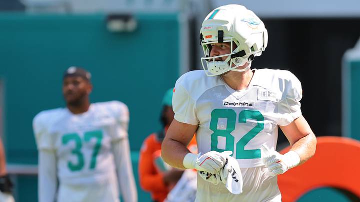 Miami Dolphins tight end Will Kacmarek (82) works during practice at Hard Rock Stadium.