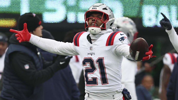 Dec 28, 2025; East Rutherford, New Jersey, USA; New England Patriots safety Jaylinn Hawkins (21) celebrates an interception against the New York Jets during the first quarter of the game at MetLife Stadium. Mandatory Credit: Vincent Carchietta-Imagn Images Dec 28, 2025; East Rutherford, New Jersey, USA; New England Patriots safety Jaylinn Hawkins (21) celebrates an interception against the New York Jets during the first quarter of the game at MetLife Stadium. Mandatory Credit: Vincent Carchietta-Imagn Images