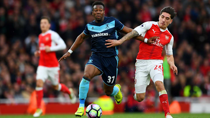 Bellerín y Traoré se disputan un balón en el Arsenal vs Middlesbrough - Premier League