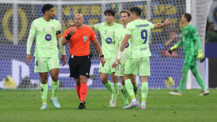 Laporta elege arbitragem como culpada pela queda do Barcelona na Champions League 2024/25