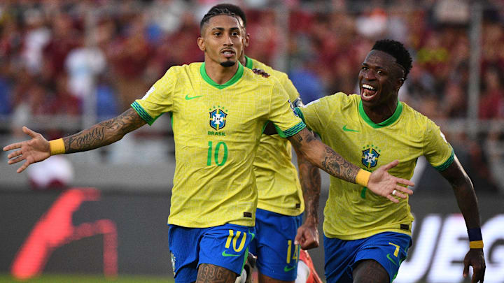 Companheiros na seleção, Raphinha e Vini Jr são rivais na Espanha