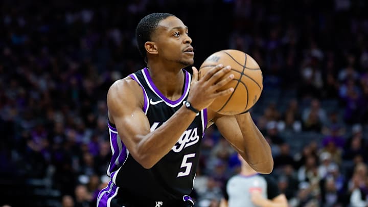 Jan 3, 2025; Sacramento, California, USA; Sacramento Kings guard De'Aaron Fox (5) shoots the ball against the Memphis Grizzlies during the first quarter at Golden 1 Center. Mandatory Credit: Sergio Estrada-Imagn Images