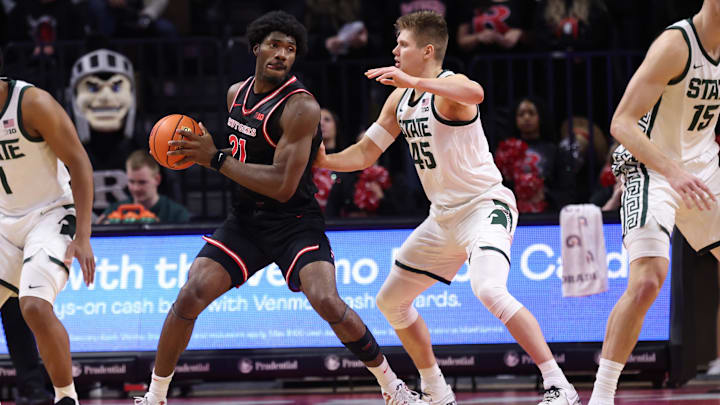 Jan 27, 2026; Piscataway, New Jersey, USA; Rutgers Scarlet Knights center Emmanuel Ogbole (21) is guarded by Michigan State Spartans forward Jaxon Kohler (45) during the first half at Jersey Mike's Arena. Mandatory Credit: Vincent Carchietta-Imagn Images