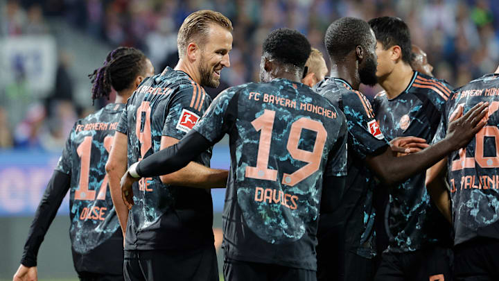 Die Bayern bezwingen Holstein Kiel klar. Die Bayern bezwingen Holstein Kiel klar.