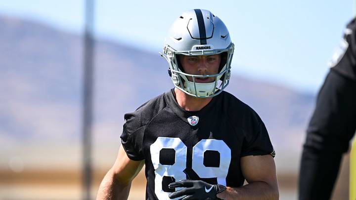 May 20, 2026; Henderson, NV, USA; Las Vegas Raiders tight end Brock Bowers (89) warms up during organized team activities at Intermountain Health Performance Center. Mandatory Credit: Candice Ward-Imagn Images