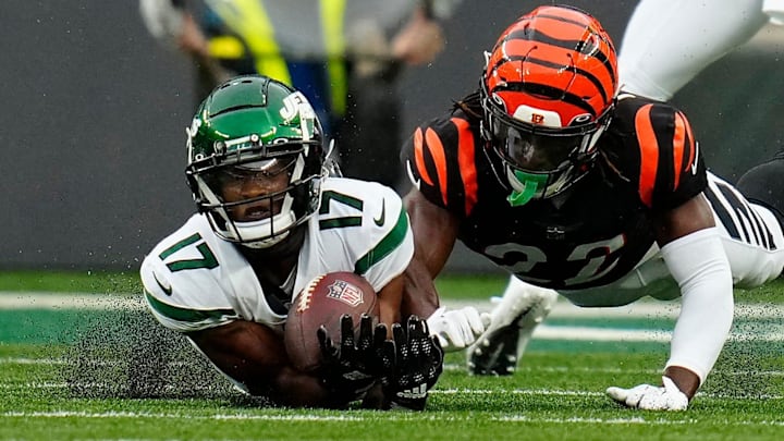 New York Jets wide receiver Garrett Wilson (17) dives under the ball for a catch in the fourth quarter of the NFL Week 3 game between the New York Jets and the Cincinnati Bengals at MetLife Stadium in East Rutherford, N.J., on Sunday, Sept. 25, 2022. The Bengals improved to 1-2 on the season with a 27-12 win over the Jets.
Cincinnati Bengals At New York Jets Week 3 New York Jets wide receiver Garrett Wilson (17) dives under the ball for a catch in the fourth quarter of the NFL Week 3 game between the New York Jets and the Cincinnati Bengals at MetLife Stadium in East Rutherford, N.J., on Sunday, Sept. 25, 2022. The Bengals improved to 1-2 on the season with a 27-12 win over the Jets.
Cincinnati Bengals At New York Jets Week 3