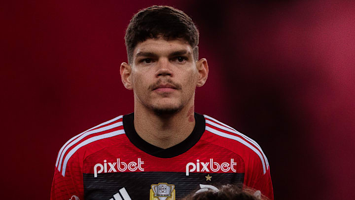 Ayrton Lucas pode ir a campo neste domingo.