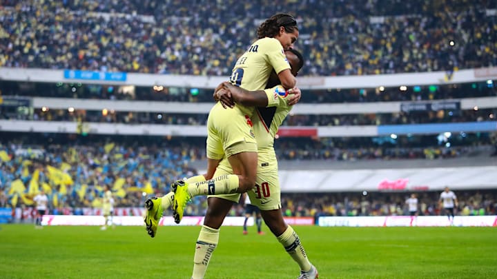 Jugadores del América celebran una goleada a los Pumas en 2018.