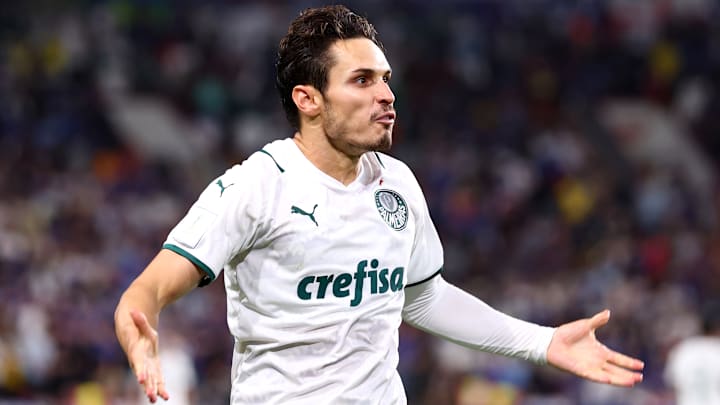 Raphael Veiga é alvo do Galatasaray, que teve proposta recusada pelo Palmeiras. Verdão pede mais dinheiro para liberar o camisa 23.